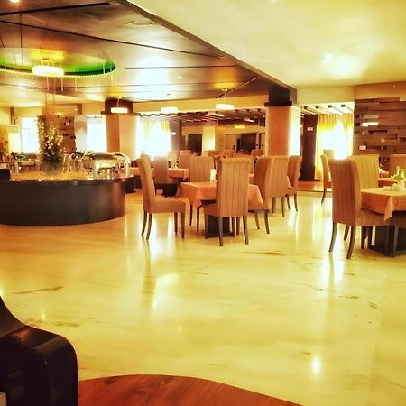 Travello Hotel Manado Esterno foto