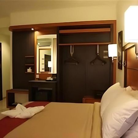 Travello Hotel Manado Esterno foto