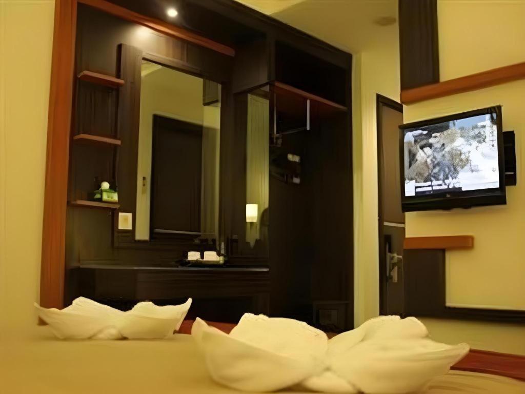 Travello Hotel Manado Esterno foto