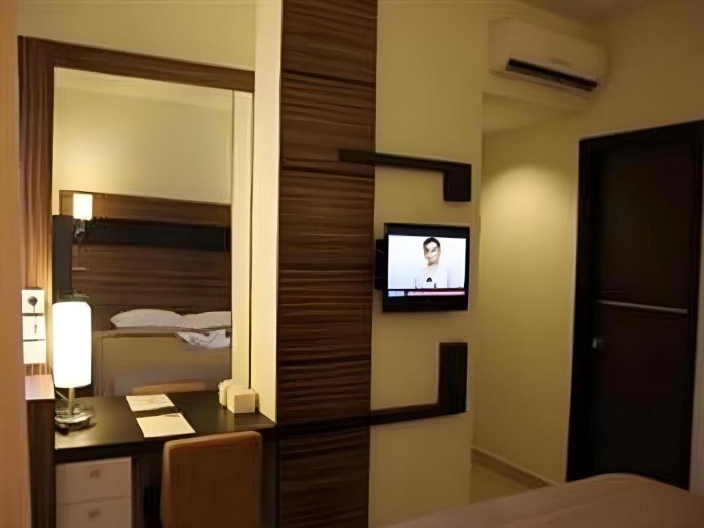 Travello Hotel Manado Esterno foto