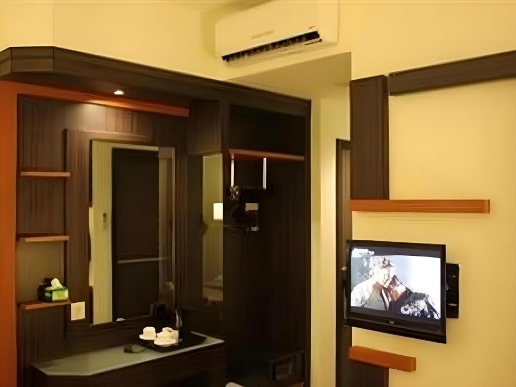 Travello Hotel Manado Esterno foto