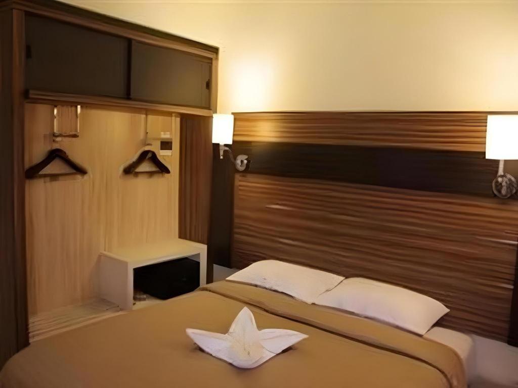 Travello Hotel Manado Esterno foto