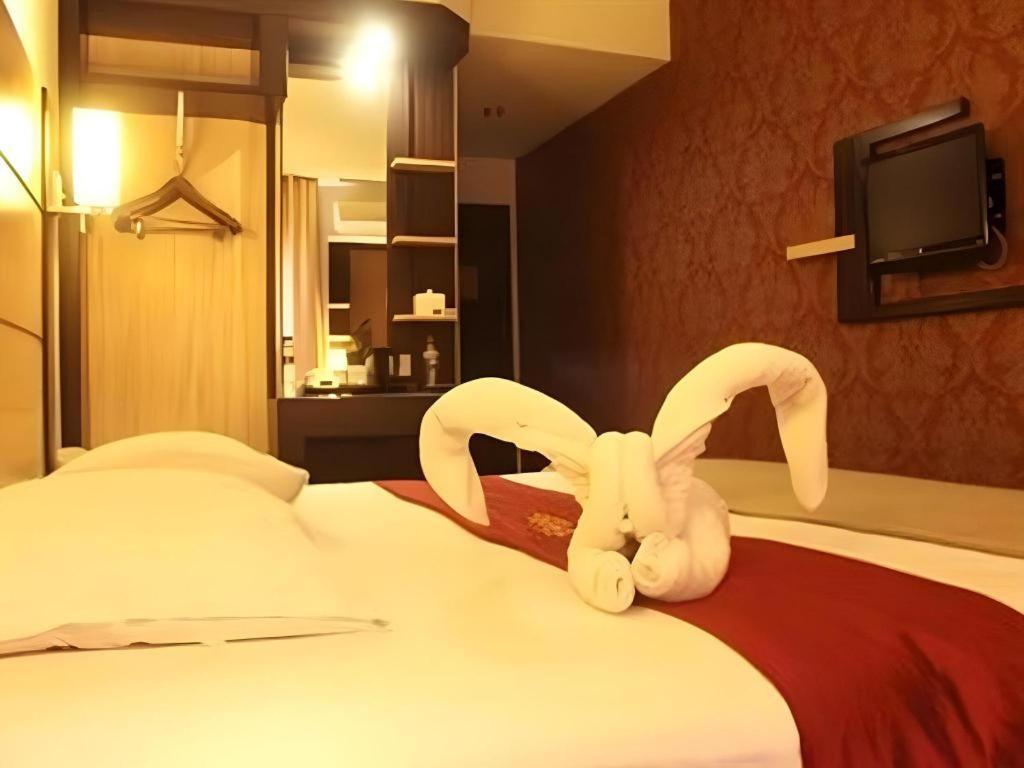 Travello Hotel Manado Esterno foto