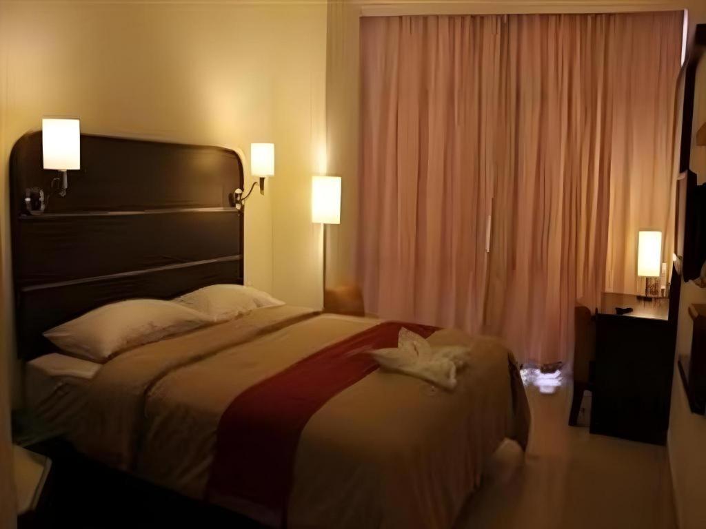Travello Hotel Manado Esterno foto