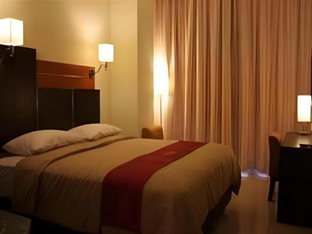 Travello Hotel Manado Esterno foto