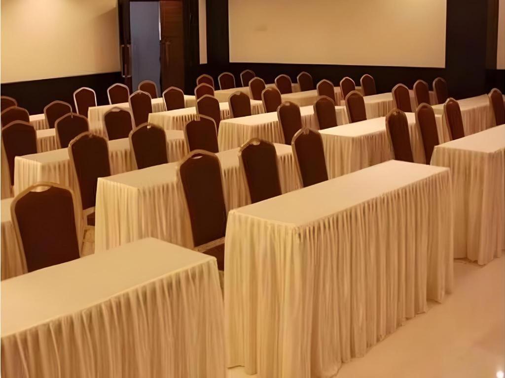 Travello Hotel Manado Esterno foto