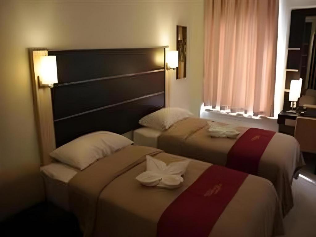 Travello Hotel Manado Esterno foto
