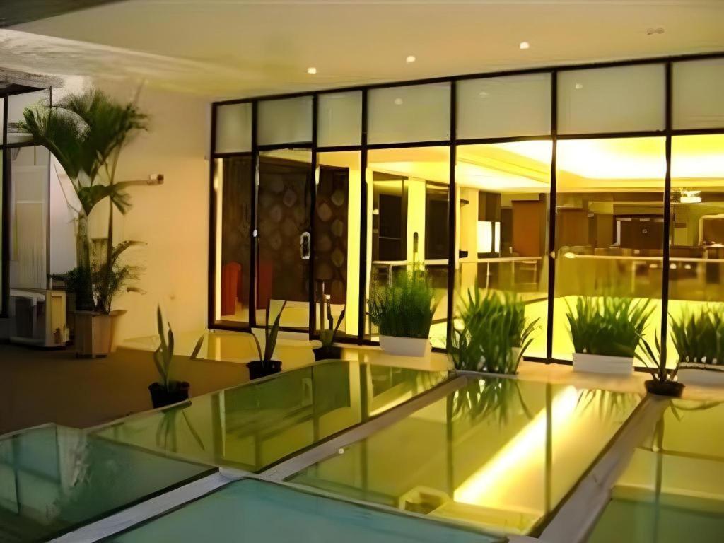 Travello Hotel Manado Esterno foto