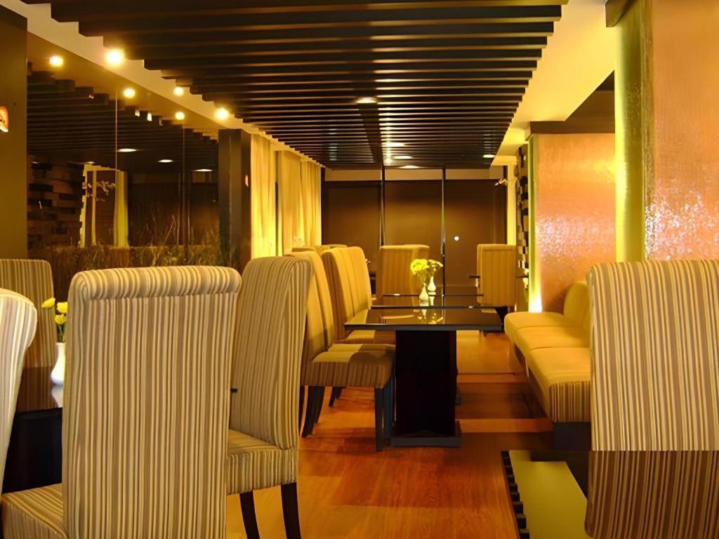 Travello Hotel Manado Esterno foto