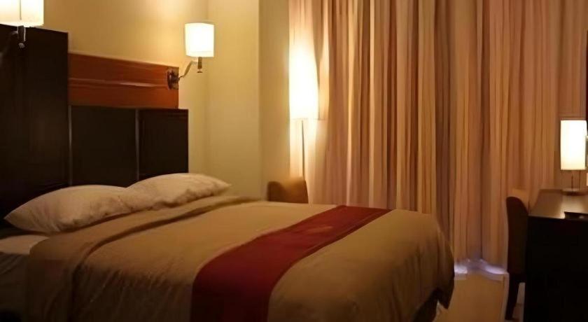 Travello Hotel Manado Esterno foto