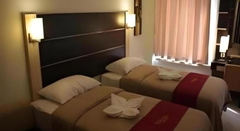 Travello Hotel Manado Esterno foto