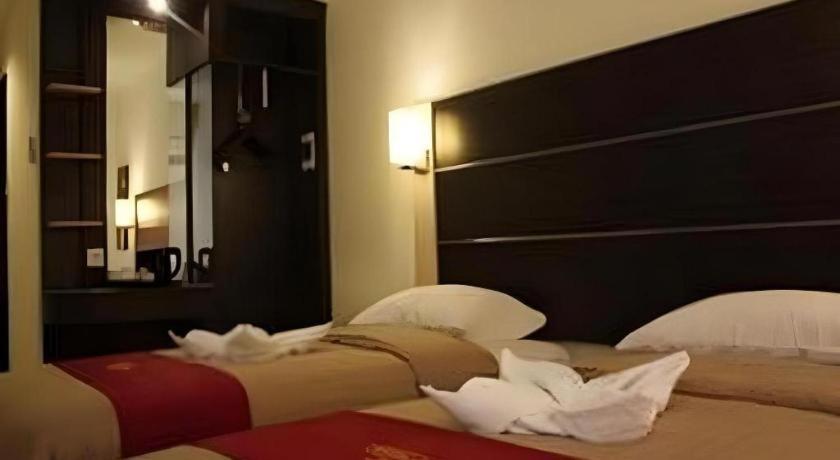 Travello Hotel Manado Esterno foto