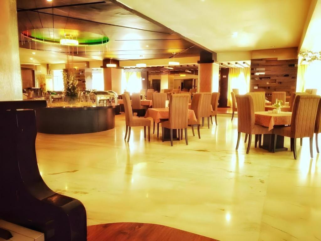 Travello Hotel Manado Esterno foto