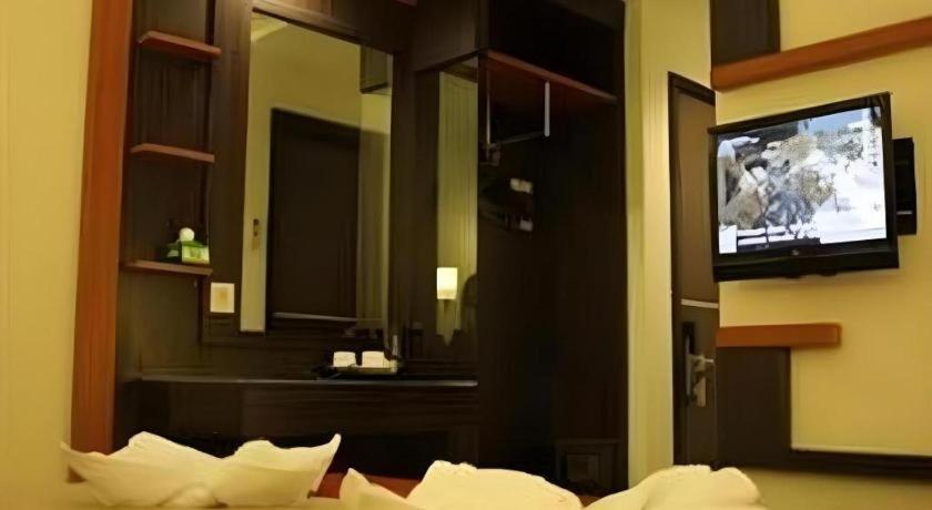 Travello Hotel Manado Esterno foto