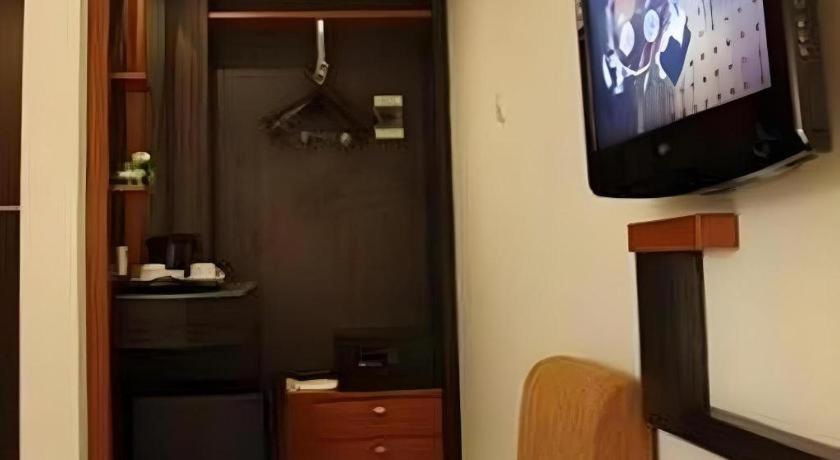 Travello Hotel Manado Esterno foto