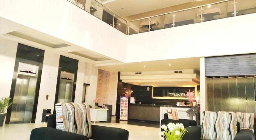 Travello Hotel Manado Esterno foto