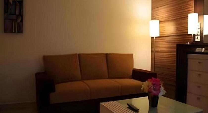 Travello Hotel Manado Esterno foto