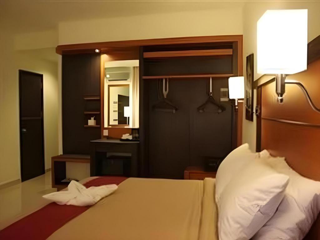 Travello Hotel Manado Esterno foto