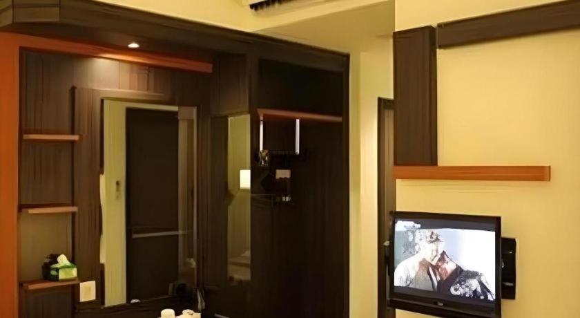 Travello Hotel Manado Esterno foto