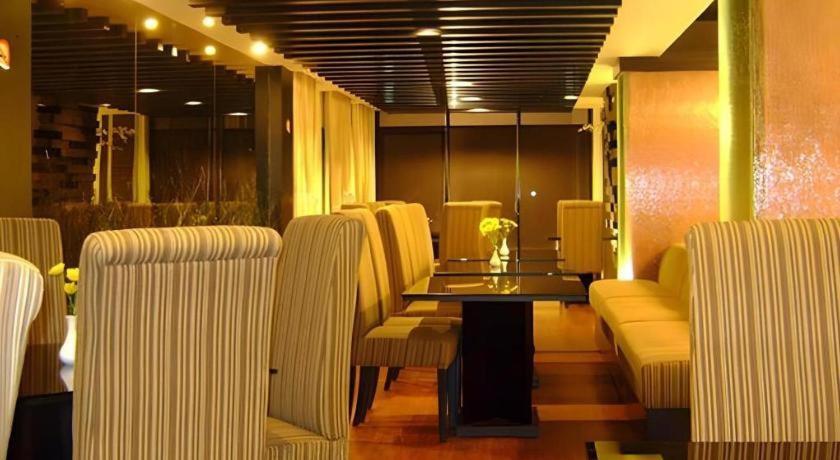 Travello Hotel Manado Esterno foto