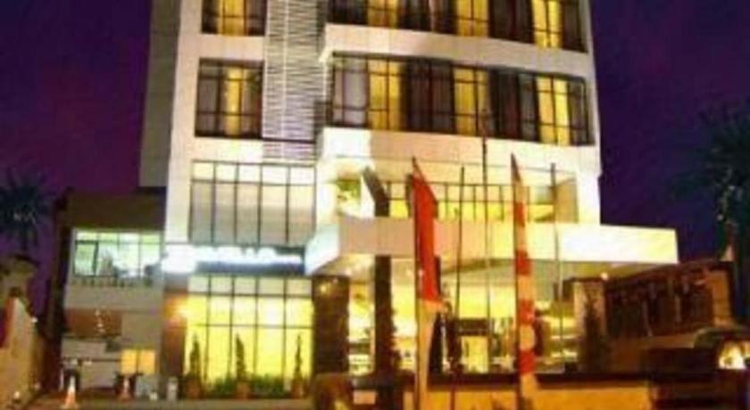 Travello Hotel Manado Esterno foto
