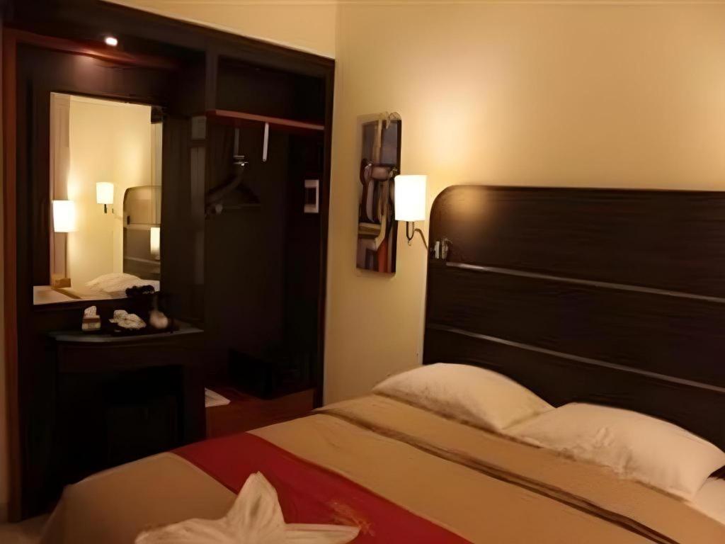 Travello Hotel Manado Esterno foto