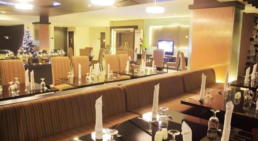 Travello Hotel Manado Esterno foto