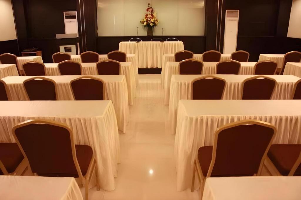 Travello Hotel Manado Esterno foto