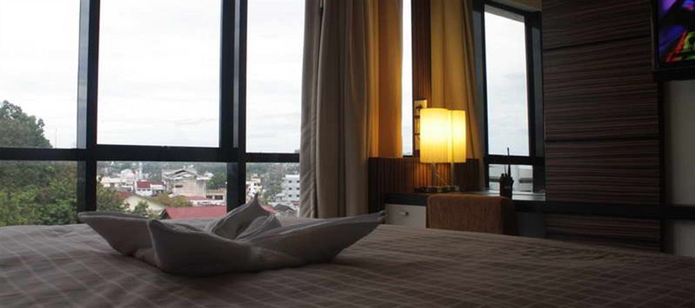 Travello Hotel Manado Esterno foto